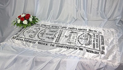 pokryivalo-atlac-tzerkovnoe-c-belyim-rushem-538.jpg